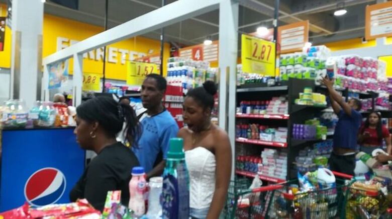 Campaña de Chello Gálvez reparte bonos en El Chorrillo