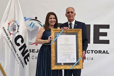 Asfura recibe su credencial como presidente constitucional electo de Honduras