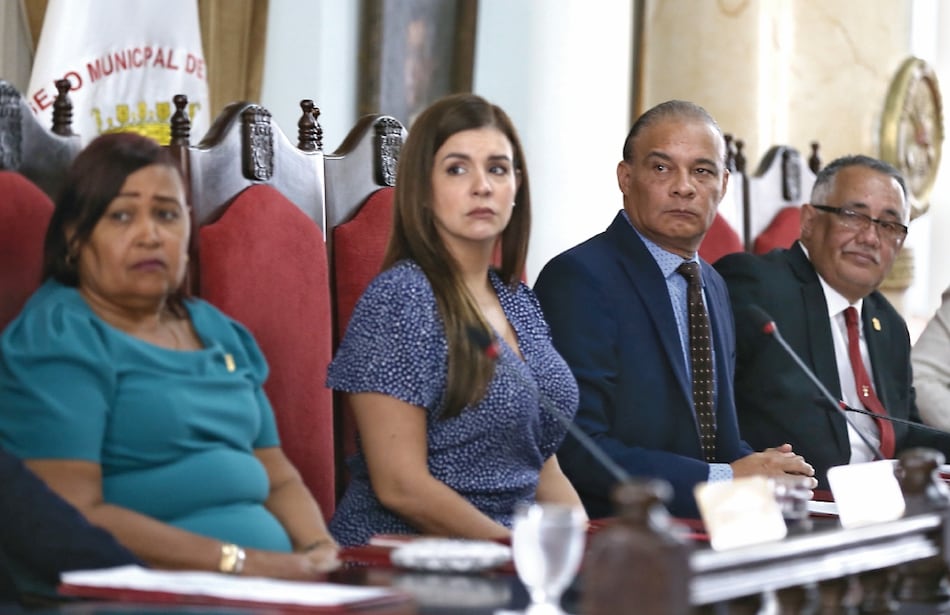 Alcalde Fábrega se resistió, pero suspendió la consulta sobre la playa