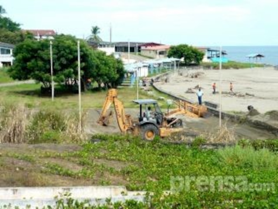 Reconstruyen la cancha de voleibol de la playa El Uverito