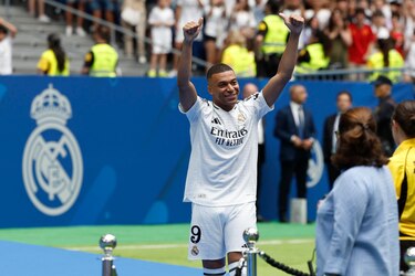 Mbappé desata la locura en su presentación: besos al escudo y un ‘¡Hala Madrid!’