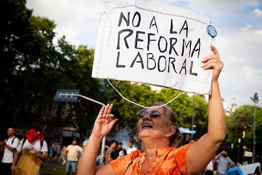 3 claves de la polémica reforma laboral que propone Milei en Argentina y que genera paros y protestas