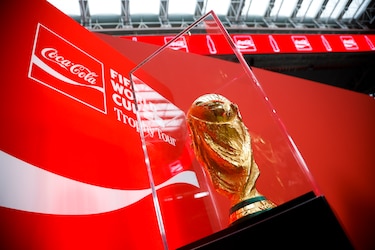 Roberto Carlos y Karanka dan la bienvenida al trofeo del Mundial en su visita al Bernabéu