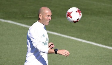 Zidane se declara 'contento' por renovar con el Real Madrid