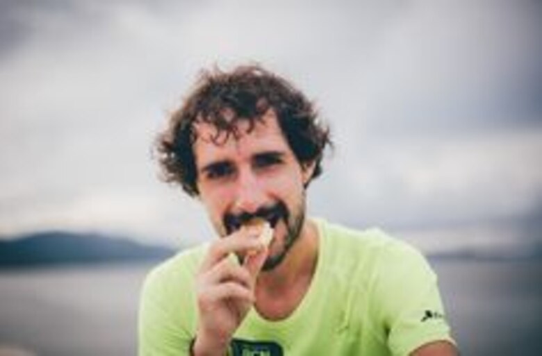 Juan Dual está rodando en bicicleta y sin aparato digestivo