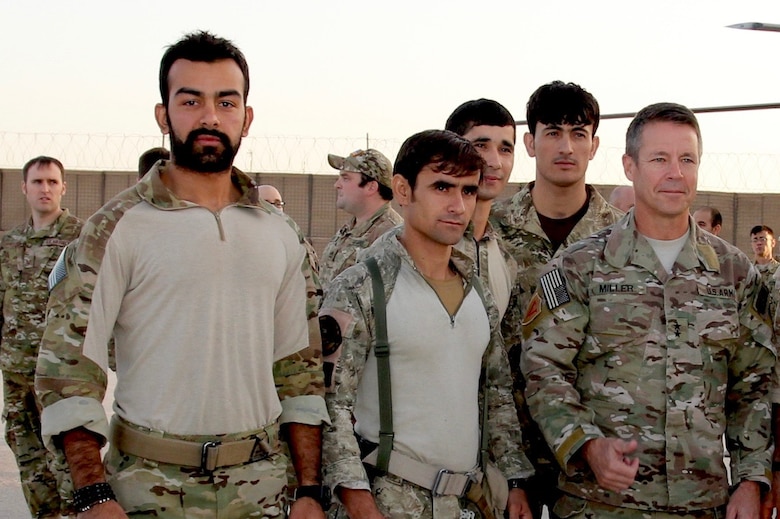 Sammi y Safi, la historia de amor entre un musulmán y una judía que se gestó mientras rescataban personas de las manos del Talibán