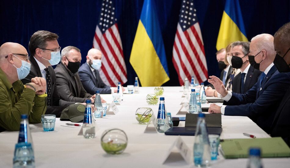 Biden se reúne con ministros ucranianos