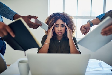 Las empresas de IA prometen que se trabajará menos pero sus empleados dicen que tienen jornadas de 90 horas semanales