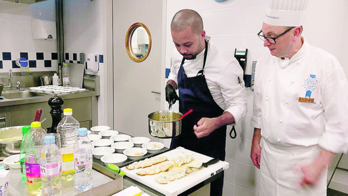 Joseph Archbold al momento de preparar los bocados con sabor panameño en compañía de colegas franceses. CORTESÍA