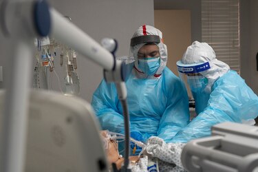 La campaña de vacunación para la Covid-19 podría comenzar este lunes o martes en Estados Unidos