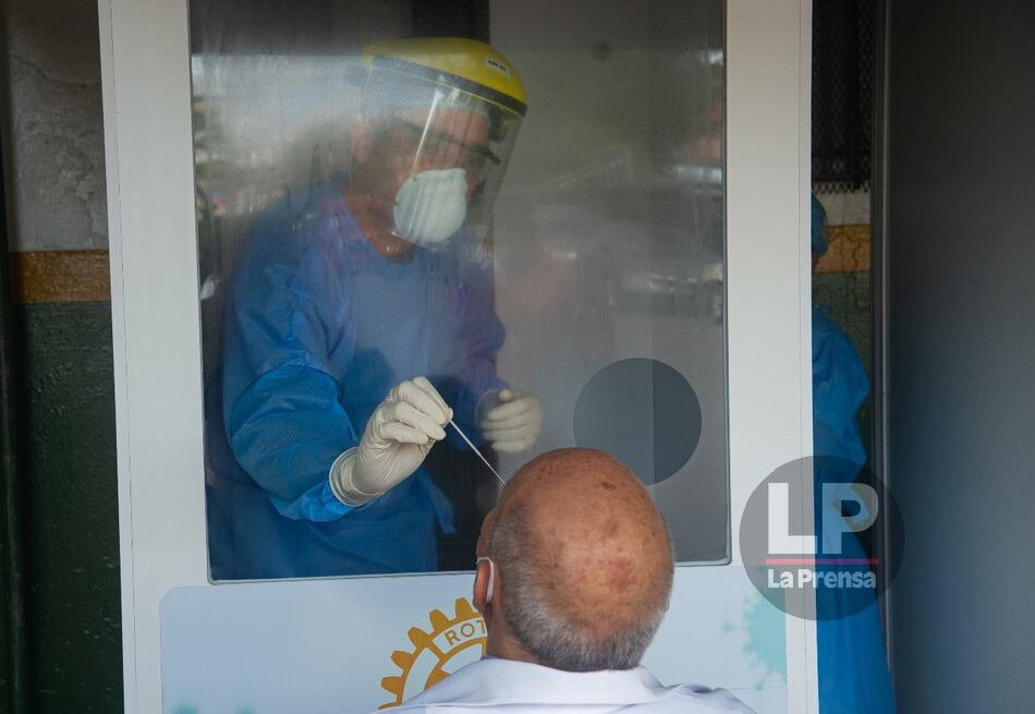 Médicos panameños celebran su día en una lucha desigual