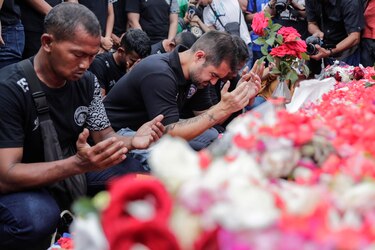 Al menos 17 niños están entre los 125 fallecidos en la tragedia del fútbol indonesio