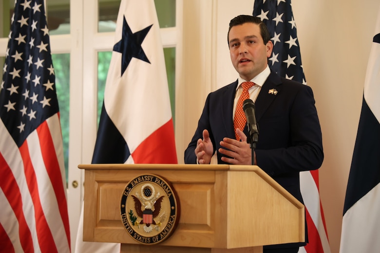 Kevin Cabrera se estrena como embajador con advertencias sobre China y reproche a críticos del MoU