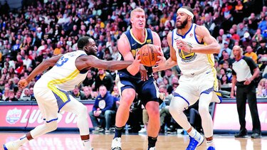 Warriors cierran gira con amplia victoria en Denver