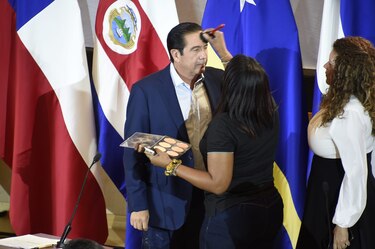 Otro podio vacío, risas del público y el último en llegar; el detrás de cámaras del debate de turismo