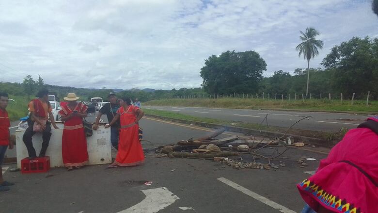 Abren por dos horas la vía Interamericana; suspenden transporte de pasajeros  