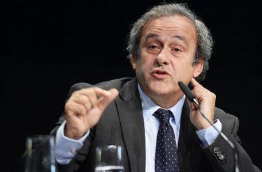 Platini pide a Blatter que dimita