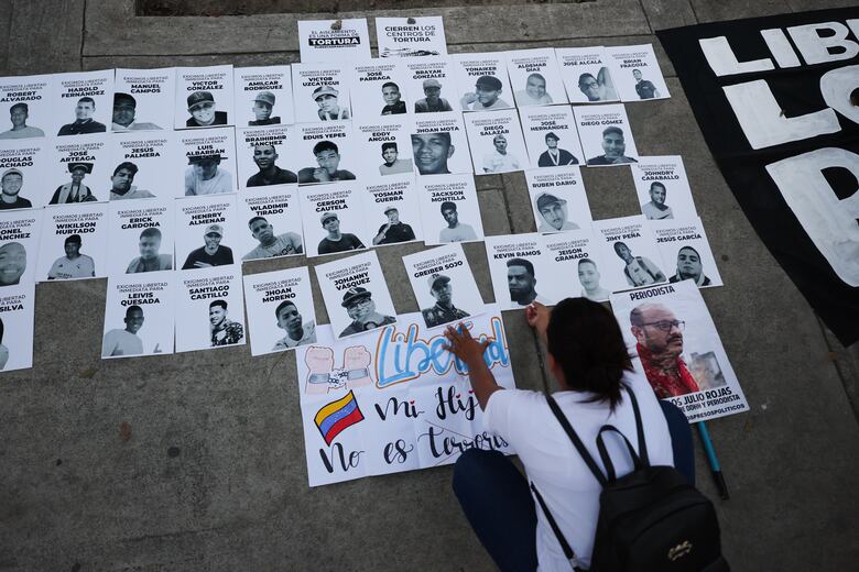 Familiares de detenidos tras comicios en Venezuela exigen ante Fiscalía más liberaciones