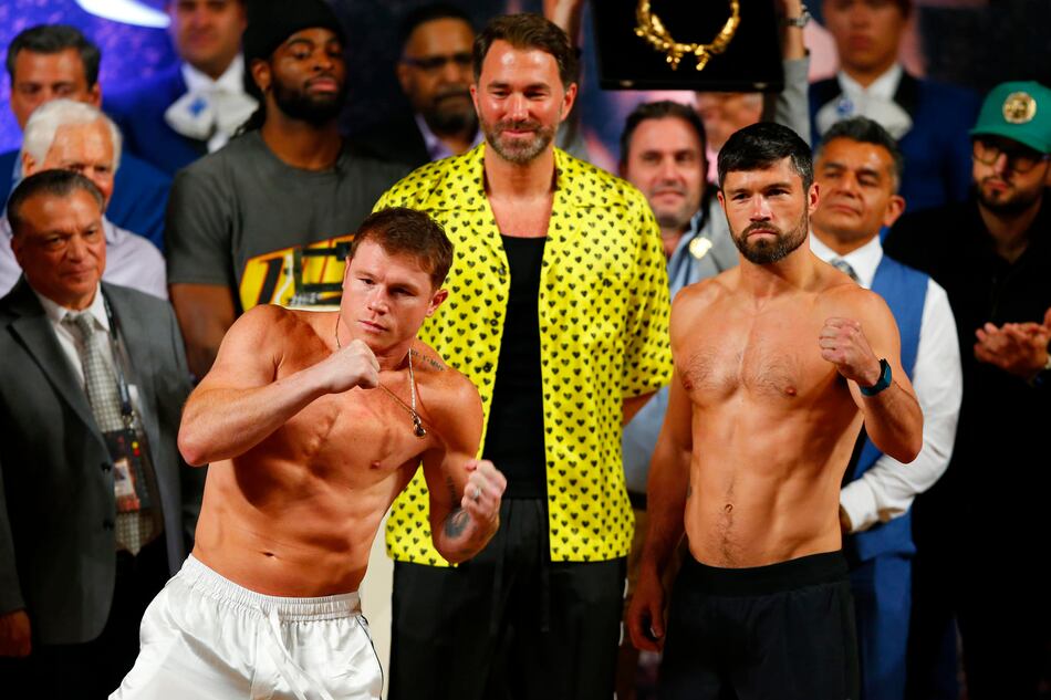 Canelo intenta intimidar a Ryder con un corrido en la ceremonia de pesaje
