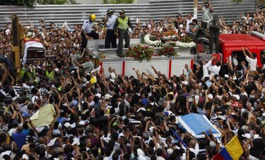 Miles de personas cantaron y bailaron en sepelio de Joe Arroyo