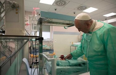 El Papa visita de improvisto dos hospitales en Roma