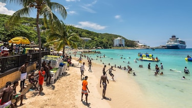 La paradisíaca isla del Caribe donde sus habitantes no tienen derecho a usar las playas