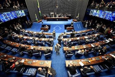Senado elige comisión de juicio político a Rousseff