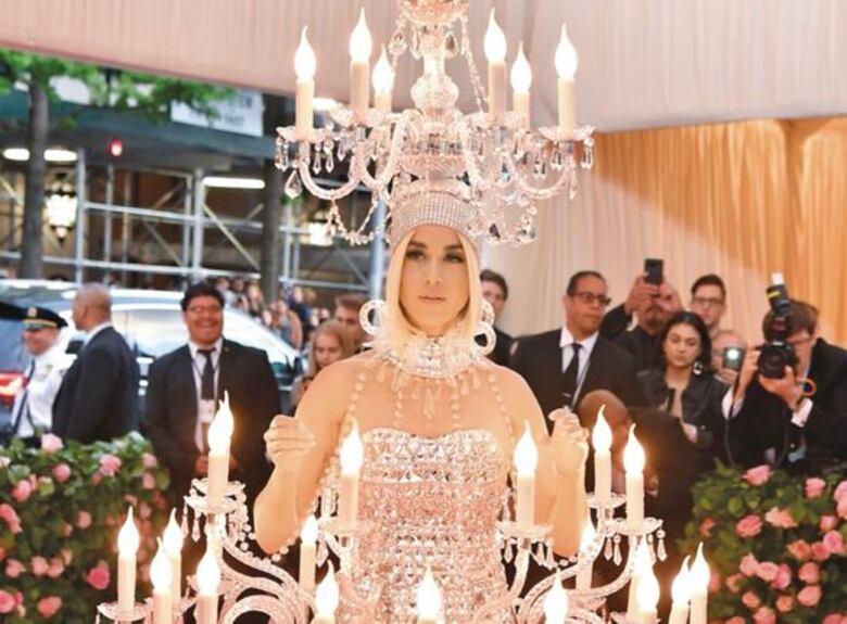 Plumas y joyas en gala del MET