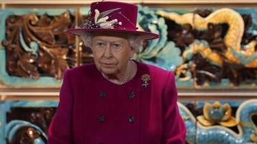 Isabel II describe el enorme peso de la corona: puede 'romperte el cuello'