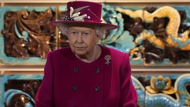 Isabel II describe el enorme peso de la corona: puede 'romperte el cuello'