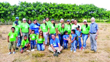 Siembra de árboles en la Ciudad del Niño