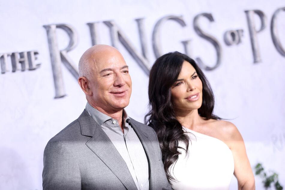 Jeff Bezos acude al estreno de la precuela de ‘El Señor de los Anillos’ de Amazon