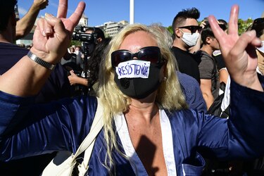 Centenares de personas protestan en Madrid contra las restricciones por el coronavirus