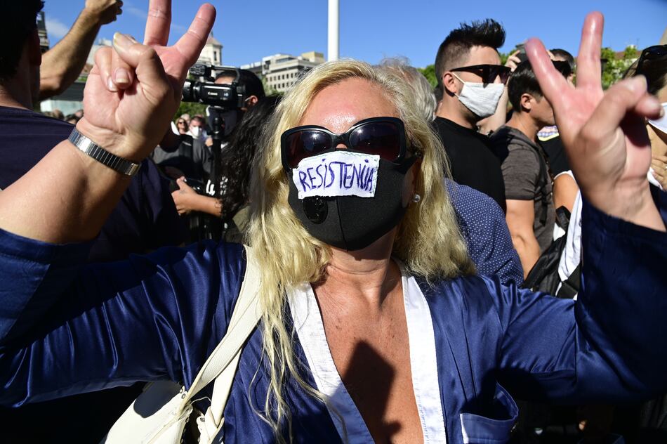 Centenares de personas protestan en Madrid contra las restricciones por el coronavirus