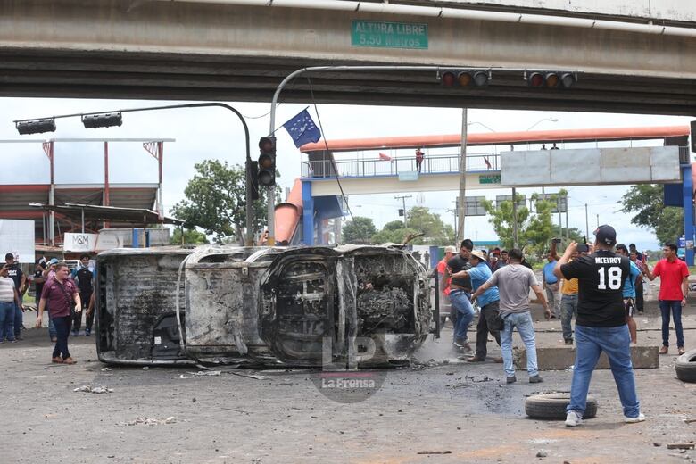 Sigue el bloqueo de la Interamericana en Santiago; ya son tres los vehículos de la Policía vandalizados