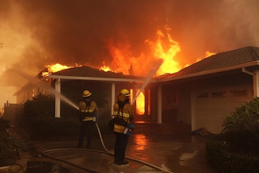 Al menos trece desaparecidos en los incendios de Los Ángeles, que dejan once muertos