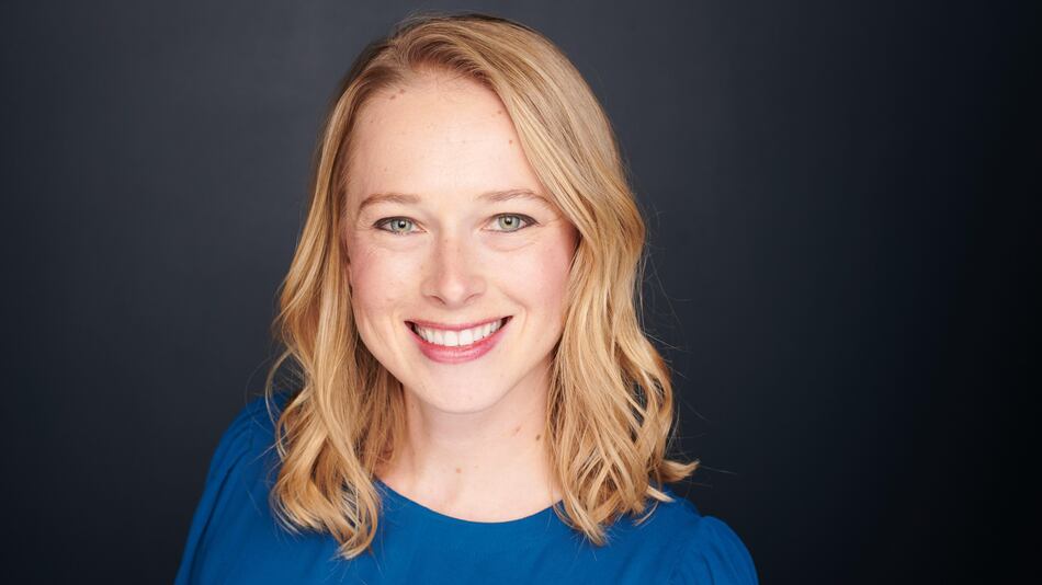 Qué aprendió la periodista que diseñó un experimento para cambiar su personalidad y ser más feliz