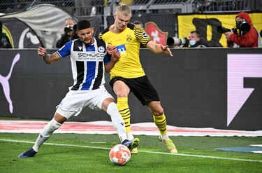 Borussia Dortmund vence al Arminia Bielefeld y se acerca al Bayern Múnich