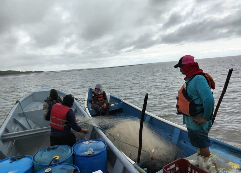 Redes de enmalle ilegales son incautadas durante operativo en el mar