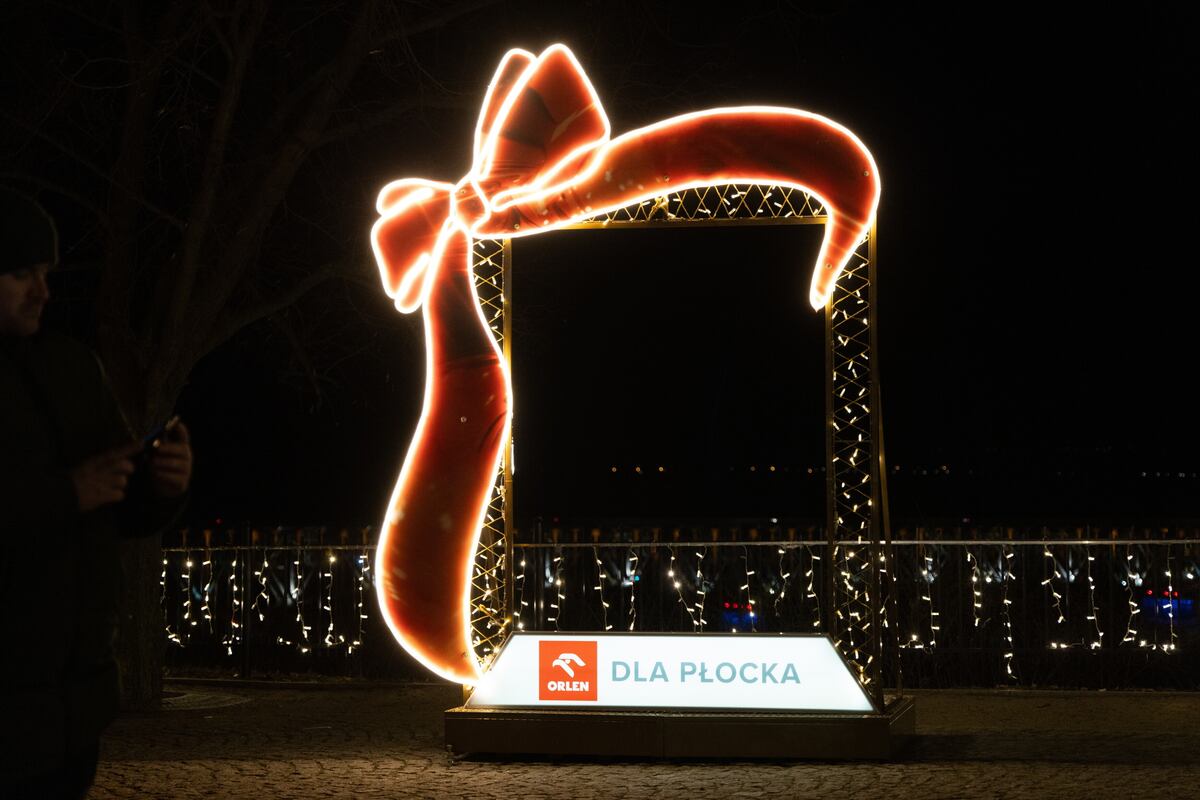La iluminación navideña 'Jardines de Luz', se iluminó en Tumskie Hill en Plock, Polonia. EFE