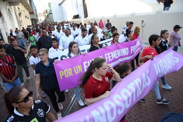 Cientos de futbolistas marchan hacia la presidencia para exigir sus derechos