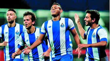 Ismael Díaz le anota dos goles al Manchester United