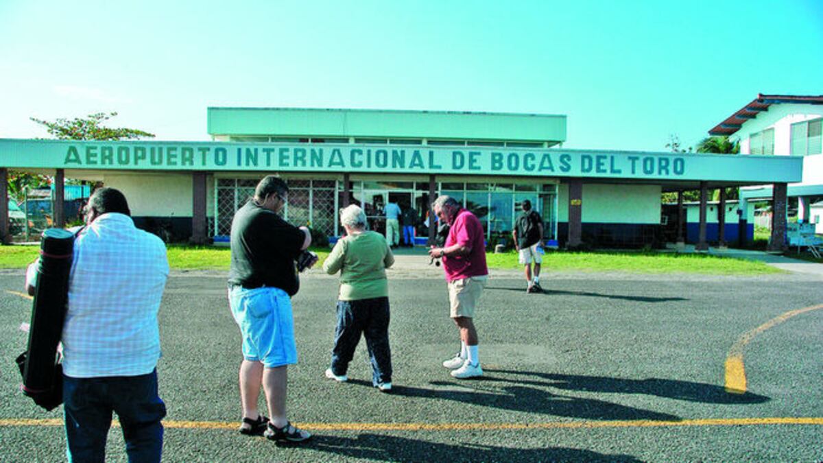 Los turistas que llegan a la terminal de Bocas del Toro deben pagar un impuesto municipal de 3 dólares, fondos que deben ser utilizados para mejorar la imagen de la isla.