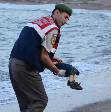 Foto de niño ahogado ilustra drama de los migrantes