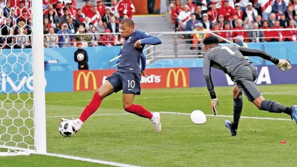 Francia gana, clasifica y elimina a Perú