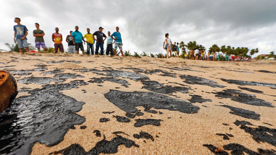 Manchas de petróleo llegan a paradisíacas playas de Brasil