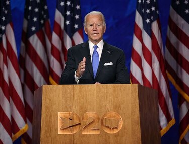 Joe Biden acepta la nominación demócrata prometiendo superar la ‘temporada de oscuridad’ de EU