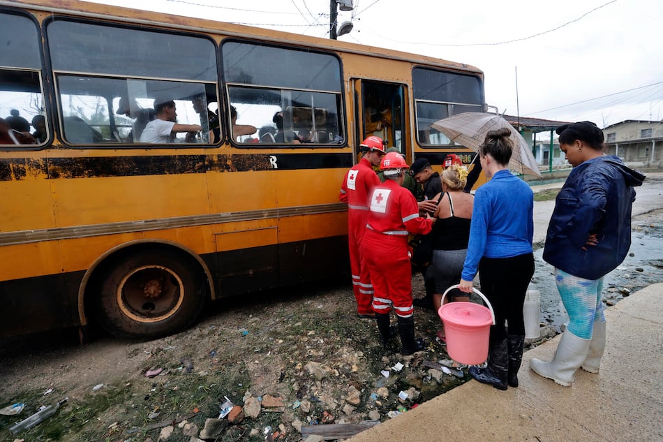 El huracán Rafael, con categoría 3, causa un nuevo apagón total en Cuba