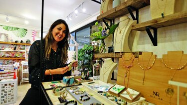 Una artesana de la orfebrería