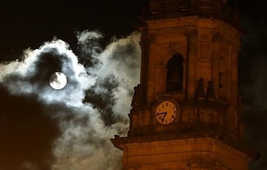 Una hermosa noche con un eclipse de superluna